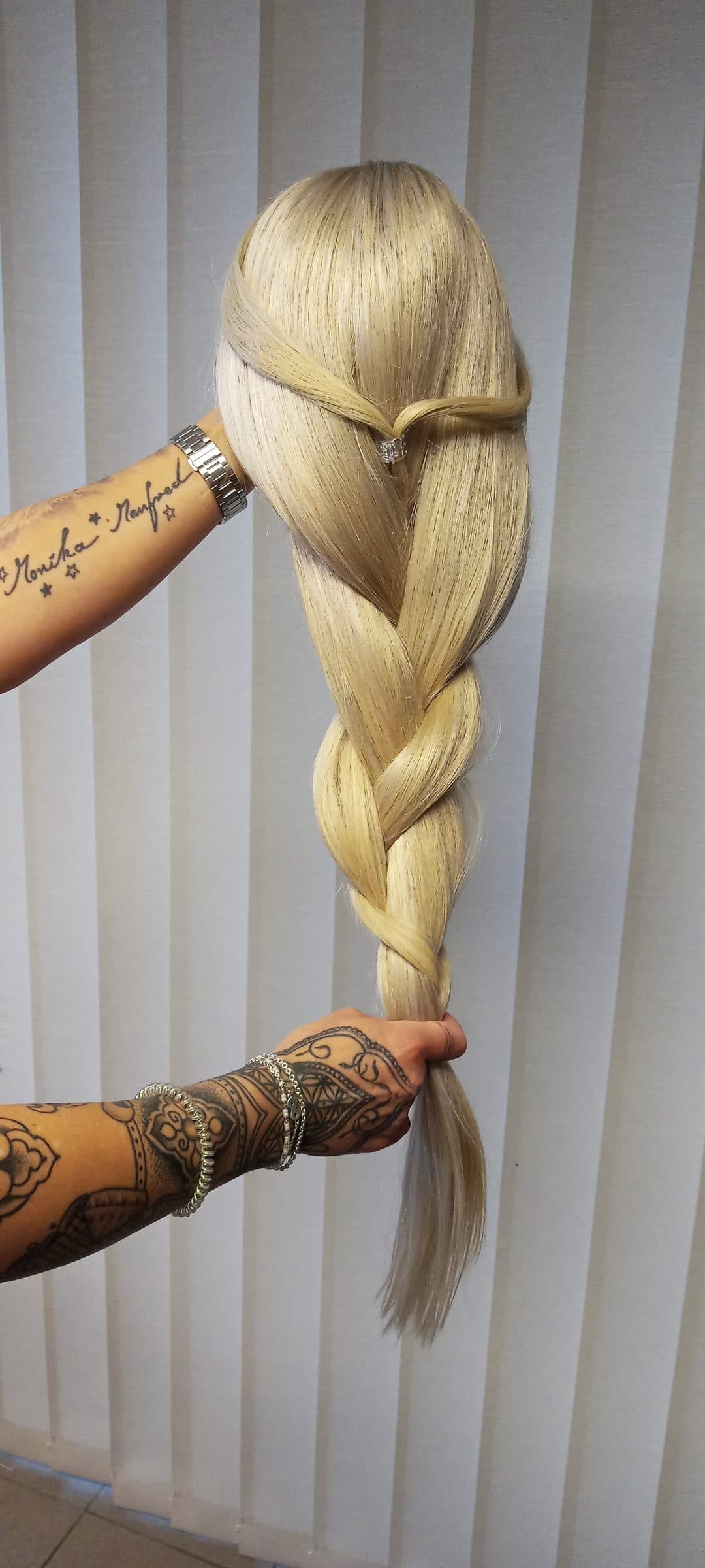 Handarbeit bei der Herstellung eines Haarunikats, Praxis Haarästhetik Kassel