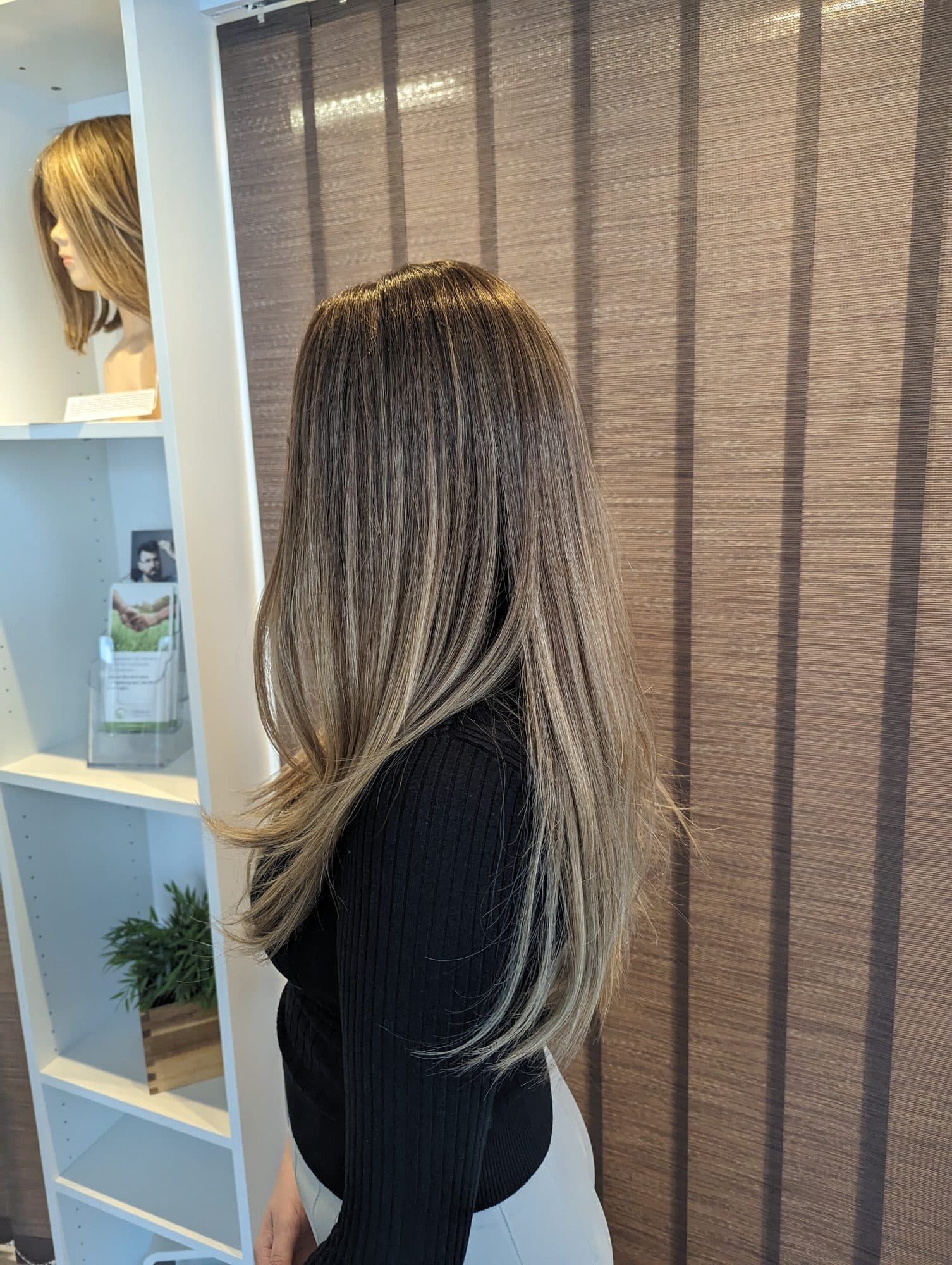 Junge Kundin mit neu angepasstem Haar, Haarästhetik Kassel